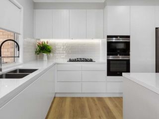 Kitchen Ideas Australia, Kitchens Australia, Modern White Kitchen Design, Model Dapur, Small Modern Kitchens, Kabinet Dapur, White Kitchen Design, White Modern Kitchen, Kitchen Room Design