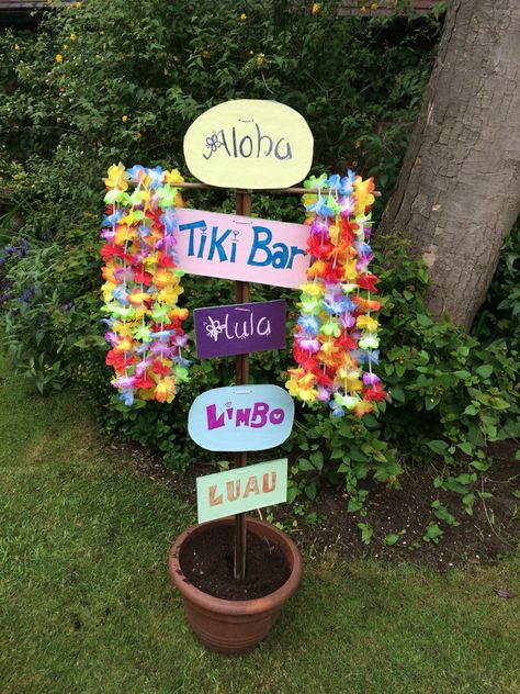 Luau Party Signs Diy, Diy Hawaiian Decor, Luau Signs Diy, Luau Diy Decorations, Luoa Party, Stitch Hawaiian Party, Adult Luau Party Ideas, Diy Hawaiian Decorations, Laua Party Ideas Hawaiian Luau