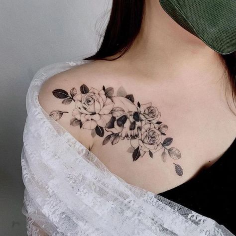 Tattoo With Skull, Pretty Skull Tattoos, Floral Skull Tattoos, Feminine Shoulder Tattoos, Skull Tattoo Flowers, Feminine Skull Tattoos, Skull Rose Tattoos, Flores Tattoo, Tattoo Artist Tattoo