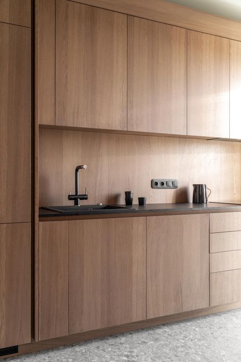 A modern wood kitchen with hardware-free cabinets, a dark countertop, and an integrated fridge and dishwasher. Interior Minimalista, Kitchen Interior Design, Shower Niche, Design 2023, Built In Furniture, Upholstered Bed Frame, Minimalist Interior Design, Bathroom Layout, Free Standing Bath Tub