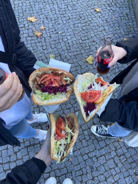 #zaddys #kebab #döner #kudamm Döner Kebab, Curry Ketchup, Germany Food, German Bread, German Desserts, Fake Acc, How To Make Sausage, Bratwurst, German Food