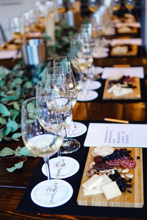 Wine Tasting Set Up At Home, Outdoor Wine Tasting Party, Wine Tasting Party Ideas At Home, Wine Tasting Birthday Party Ideas, Wine And Pizza Party, Champagne Tasting Party Ideas, Wine Tasting Table Setting, Champagne Tasting Party, Wine Club Ideas