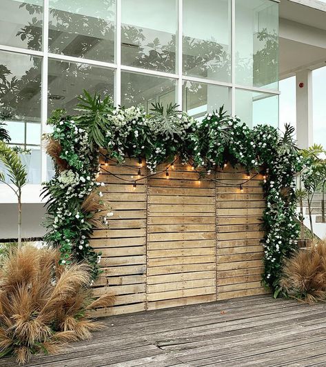 Rustic greenery photo wall Wedding Backdrop With Greenery, Wood Panel Photo Backdrop, Winter Wedding Backdrop Receptions, Pallet Christmas Backdrop, Greenery Wall For Wedding, Photo Shoot Wall Backdrop Ideas, Outdoor Photo Wall, Rustic Backdrop Ideas, Greenery Photo Wall