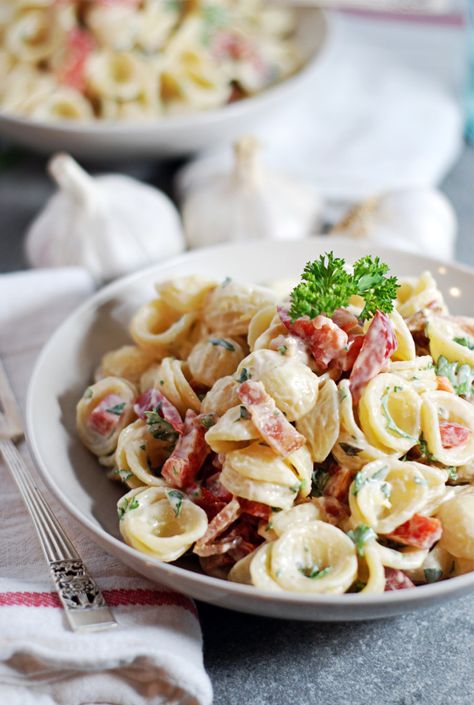 Creamy Tarragon and Roasted Garlic Pasta Salad Roasted Garlic Pasta Salad, Garlic Pasta Salad, Roasted Garlic Pasta, Tarragon Recipes, Creamy Pasta Salads, Salads For A Crowd, Pasta Salad Dressing, Resep Salad, Salad Recipes Video