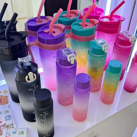 🛍️ SÚPER COMBO X3 TERMOS 🥰 ¡Ideal para ti! Incluye: - 1 Termo Tipi Stanley Plástico de 1.200 ml con pitillo y stickers - 1 Termo de 800ml con pitillo y stickers - 1 Termo de 300ml con stickers y cuerda ¡Aprovecha esta oferta! #triodetermos #termosx3 #termostanley #termospormayor ☎️ Contáctanos: 3113432159 📦 Enviamos a todo el país con INTERRAPIDISIMO 🛍️ Domicilios CONTRA ENTREGA disponibles en Bogotá ¡Emprende con nosotros y descubre un mundo lleno de magia! ♡ Termo Stanley