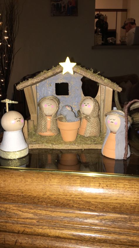 Christmas Terracotta Pots, Nativity Ideas, Nativity Scene Diy, Diy Nativity, Terra Cotta Pot, Nativity Scenes, Pot Crafts, Gold Christmas Decorations, Craft Classes