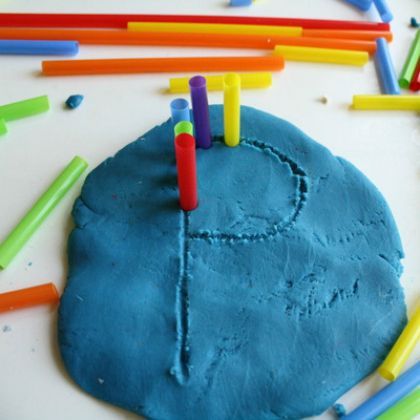 Pre-writing Fun: All you need is play dough and some straws! Preschool Fine Motor, Preschool Writing, Preschool Literacy, Letter Activities, Aktivitas Montessori, Easy Activities, Pre Writing, Toddler Fun, Fine Motor Activities