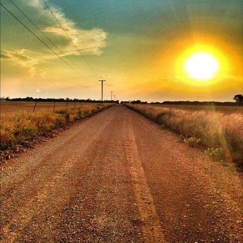 Old Dirt Road in Country | Found on countryheartcountryway.tumblr.com Dirt Road Aesthetic, Dirt Road Anthem, Red Dirt Country, Road Aesthetic, Red Dirt, Gravel Road, Dirt Road, Back Road, Amazing Pics