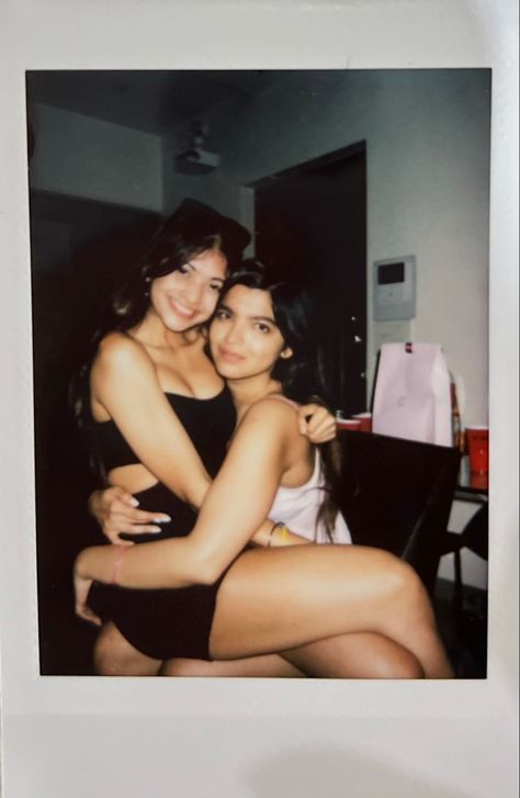 Vintage Aesthetic Polaroid, Polaroid Inspired Photos, Poloroid Pictures Ideas Best Friend, Polaroid Aesthetic Friends, Best Friend Polaroid Pictures Aesthetic, Polaroids With Friends, Poloroid Aesthetic Pic, Cute Polaroid Pictures With Friends, Polaroid Pictures Party