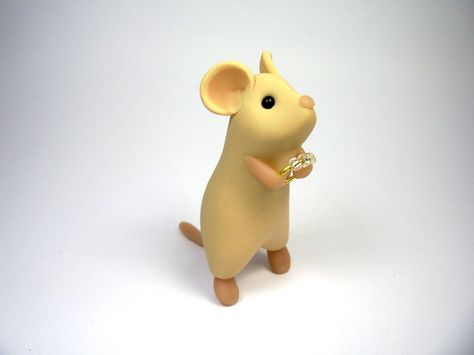 peidda de mano Mouse Clay, Engagement Ring Ornament, Mouse Crafts, Mixed Media Crafts, Little Mouse, Cute Polymer Clay, Polymer Clay Miniatures, Clay Animals, Clay Miniatures