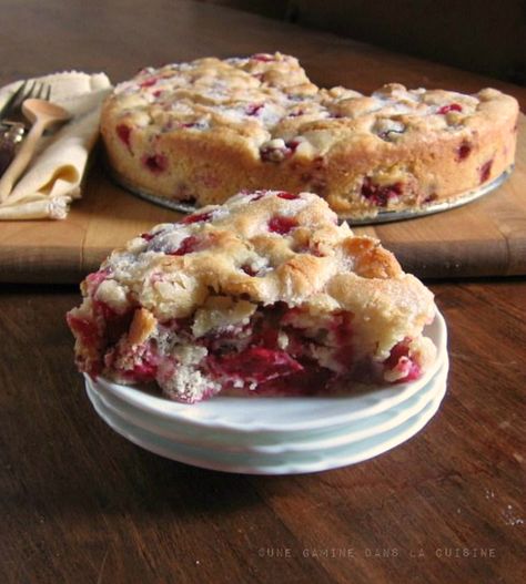 Orange Cranberry Buttermilk Cake by unegaminedanslacuisine #ale #Orange #Cranberry Buttermilk Cake, Orange Cranberry, Cranberry Recipes, Crumb Cake, Yummy Sweets, Food Cakes, Piece Of Cakes, Sweets Treats, Coffee Cake