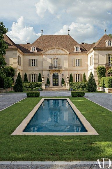 “This is an American dream house,” architect Peter Marino says of a couple's châteauesque villa in the Southwest that he redesigned, updating the interiors and adding two wings and a guest pavilion. The new wings flank the original building, which was designed in 1939 by Maurice Fatio | archdigest.com Dynasty House, Pool Trees, Boxwood Hedges, Tags Design, Dream Mansion, Traditional Exterior, Grand Homes, Dream House Exterior, House Goals