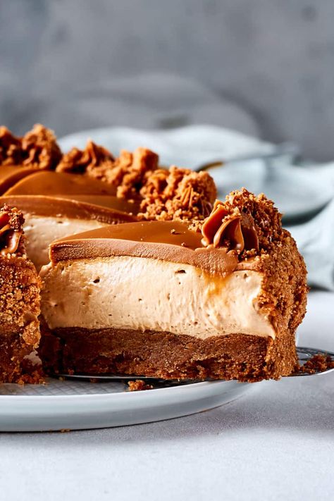 Biscoff Cheesecake Biscoff Recipes, Dairy Free Cheesecake, Biscoff Cheesecake, Springform Pan Cake, Kolaci I Torte, Vegan Cream Cheese, Piece Of Cake, Vegan Dessert Recipes, Cheesecake Recipe