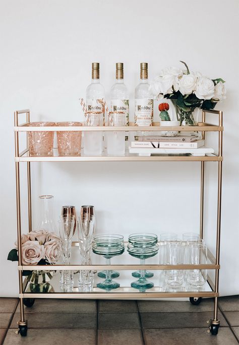 Gold Bar Cart, Bar Cart Styling, Farmhouse Side Table, Cute Dorm Rooms, Appartement Design, Bar Cart Decor, Home Bar Decor, Contemporary House Design, Style At Home