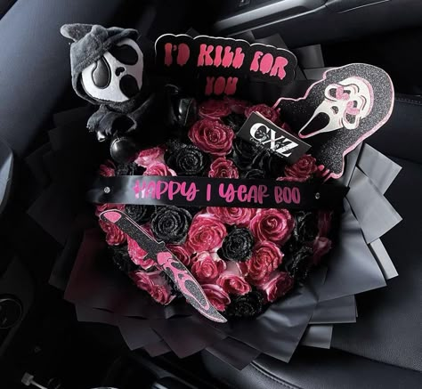 Spooky Ramos Eternal, Scream Ghost Face Bouquet, Ghost Face Bouquet, Ghost Face Flower Bouquet, Ramos For Boyfriend, Eternal Roses For Boyfriend, Spooky Eternal Rose Bouquet, Bouquets For Girlfriend, Halloween Ribbon Bouquet