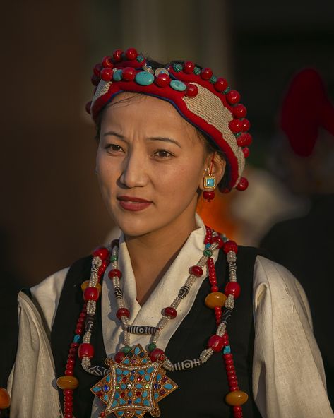 https://flic.kr/p/2hhh6RR | Beautiful Tibetan woman with traditional jewelry. Tibet Jewelry, Tibetan Woman, Jewelry Portrait, Tibetan Clothing, Culture Clothing, Tibetan Jewelry, Asian Jewelry, History Fashion, Kathmandu Nepal