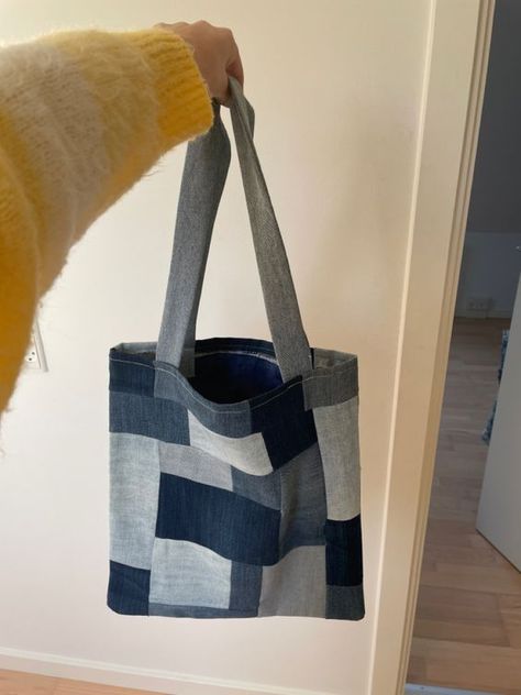 Denim tote bag #jeansbagdiy #jeansbagdiyfreepattern #jeansbagdiyhowtomake Diy Bags From Old Clothes, Tote Bag From Old Jeans, Jeans Bags Ideas, Tod Bag, Jean Tote Bag, Tote Bad, Bag From Old Jeans, Recycled Denim Bags, Denim Bag Patterns