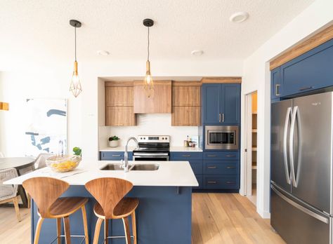 Blue Wood Kitchen, Blue Kitchen Interior, White Wood Kitchens, Light Wood Kitchens, Walnut Kitchen, Wood Kitchen Cabinets, Blue Cabinets, Ideas Casa, House Design Kitchen