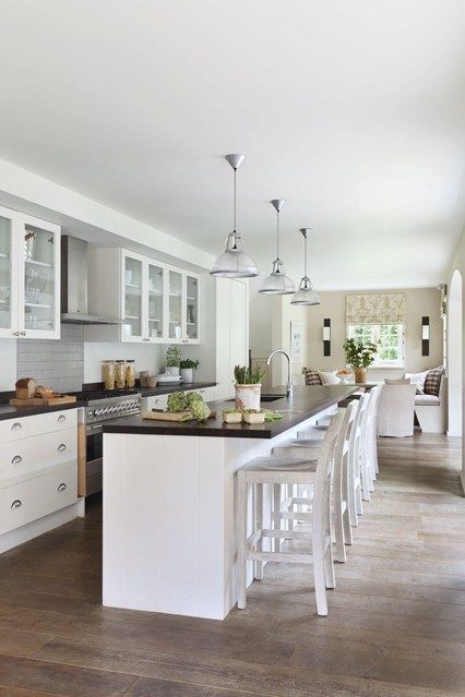 Kitchen Lighting Idea – Kitchen Design Ideas & Images (houseandgarden.co.uk) The dining table is not the only place to sit in designer Helen Green's open-plan kitchen. Her clever design provides lots of additional spaces including a cosy window seat and simple stools ranged along the central island to ensure that the kitchen is the heart of the house. Long Narrow Kitchen, Kitchen Layouts With Island, Long Kitchen, Narrow Kitchen, Classic Kitchen, Cozy Kitchen, Hus Inspiration, Kitchen Trends, Trendy Kitchen