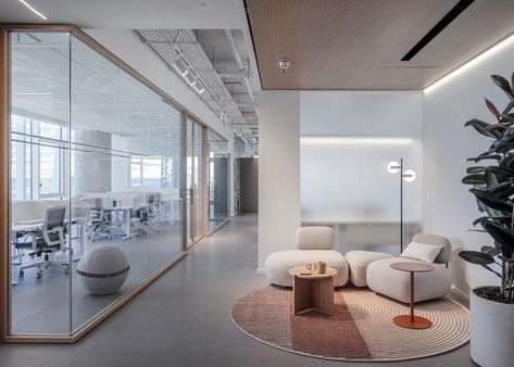 We Work Office Design, It Office Interior Design, Office Lounge Area Design, Interior Design Office Studio, White Office Design, It Office Design, Office Collaboration Area, Office Collaboration Space, Office Lounge Design