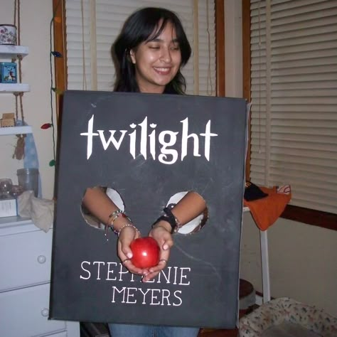 Twilight Party Costumes, Twilight Saga Birthday Party Ideas, Halloween Costumes Twilight, Twilight Costume Ideas, Twilight Party Outfit, Twilight Bday Party, Twilight Party Decorations, Twilight Decorations, Twilight Halloween Costumes