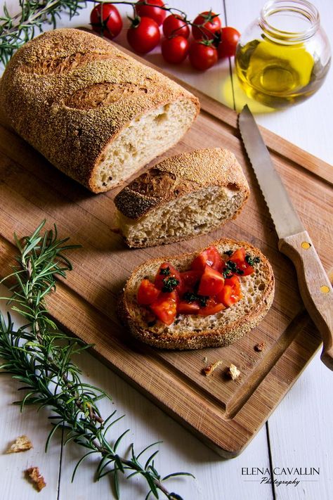 Italian Food Photography, Bread Italian, Bread Photography, Bread Shop, Food Art Photography, Loaf Of Bread, Food Photography Inspiration, Think Food, Food Photography Styling