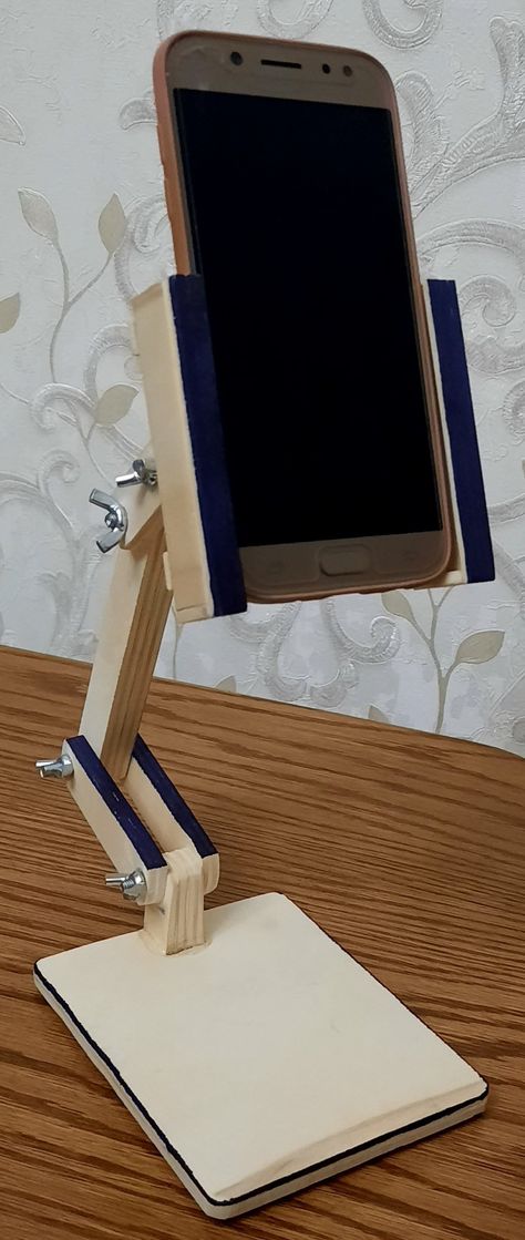 Mobail Stand Wooden, Wooden Cellphone Holders, Cellphone Stand Wood, Cell Phone Holder Diy, Phone Stand Design, Wooden Phone Holder, Holder Hp, Woodworking Jig Plans, Wood Phone Holder