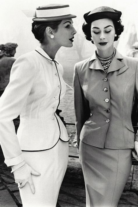 12 Vintage Pictures of Fashion Icons and Pivotal Moments That Defined 1950s Style Forever Women In Suits, 1950 Style, Mode Retro, 1950 Fashion, Glamour Vintage, Vintage Suit, Fifties Fashion, Look Retro, Fashion 1950s