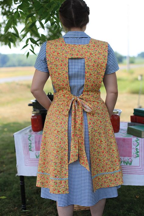 Serving snacks and love #HeartfeltHomespunFiction Apron Dress Pattern, Pretty Apron, Modest Clothes, Apron Sewing Pattern, Retro Apron, Cute Aprons, Sewing Aprons, Aprons Patterns, Aprons Vintage