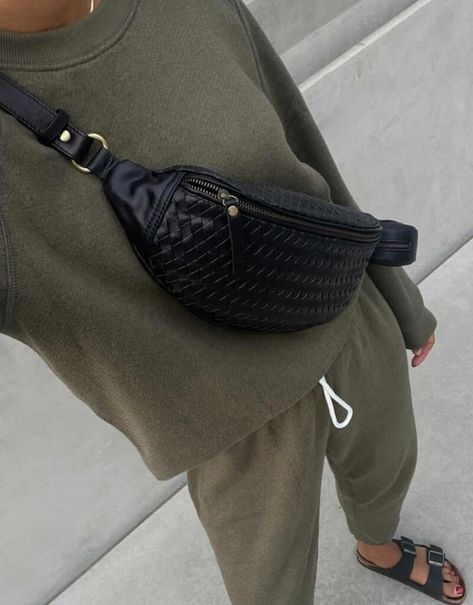 Modern Outfit Ideas, Waist Bag Outfit, Bag Outfit Ideas, Fanny Pack Outfit, How To Wear Belts, Bum Bag Outfit, Belt Bag Outfit, Crossbody Bag Outfit, Belt Bag Fashion