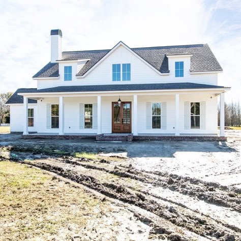 Ranch Style Farmhouse Exterior, White Ranch House Exterior, White Ranch House, Modern Farmhouse Exterior Ranch, Brick Farmhouse Exterior, Country Farmhouse Exterior, Farmhouse Build, Modern Farmhouse Ranch, White Exterior Houses