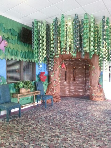 Linda escenografía para las Escuelitas bíblicas - jungla | safari | viaje misionero Enchanted Forest Classroom, Forest Classroom, Weird Animals Vbs, Jungle Theme Classroom, Christmas Potpourri, Door Decorations Classroom, Orange Garland, Camping Theme, Vacation Bible School