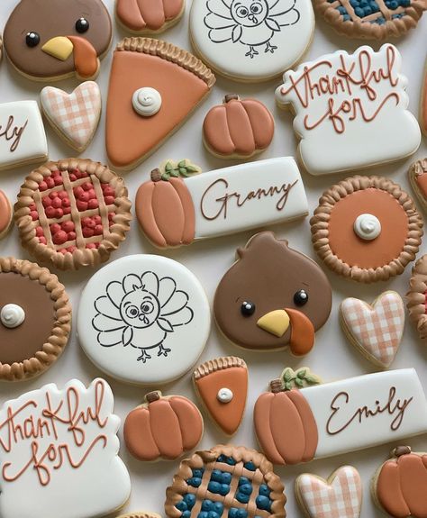 Friendsgiving Decorated Cookies, Cute Thanksgiving Cookies Decorated, Sugar Cookies Decorated Fall, Cookie Decorating Thanksgiving, Personalized Thanksgiving Cookies, Thanks Giving Cookie Decorating, Thanksgiving Decorative Cookies, Thanks Giving Cookies Decorated, Friendsgiving Sugar Cookies