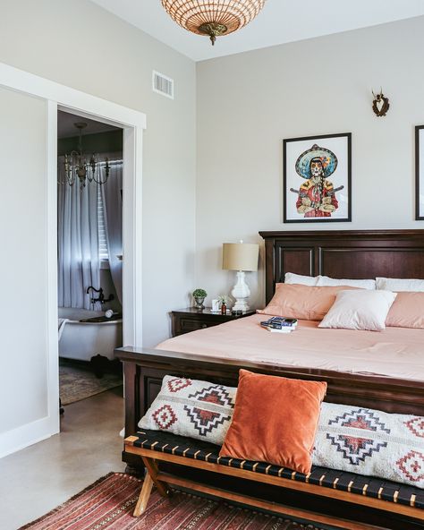 There’s something special about how a simple change can elevate your space. We spent a beautiful day at @rosalindafarms in Brenham, Texas, where our apricot bedsheet effortlessly blended with the natural surroundings. Sometimes, the smallest details, like a fresh color, can make all the difference in creating a serene and inviting bedroom. How do you like to refresh your space? Let us know! #KottonBee #BedroomInspiration #Brenham #Texas #bedding #apricot Apricot Bedroom, Brenham Texas, Inviting Bedroom, Fresh Color, Small Detail, A Beautiful Day, Bedroom Inspirations, Something Special, Beautiful Day