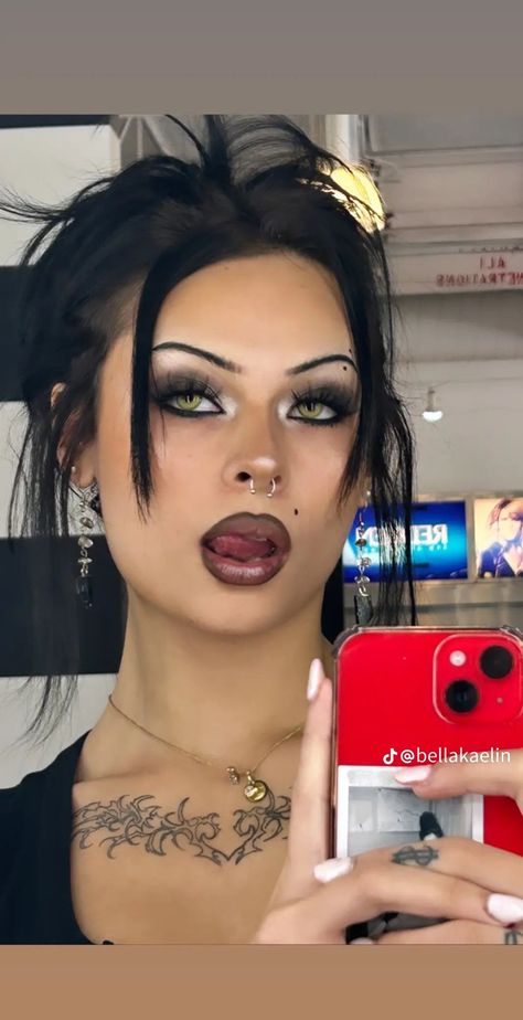 Grunge Halo Eye, East Goth Makeup, Dark Makeup Looks For Hooded Eyes, Makeup Looks With No Lashes, Cool Tone Grunge Makeup, Abbey Bominable Makeup Look, Alt Natural Makeup, Makeup To Make You Look Hotter, Copy And Paste Alt Makeup