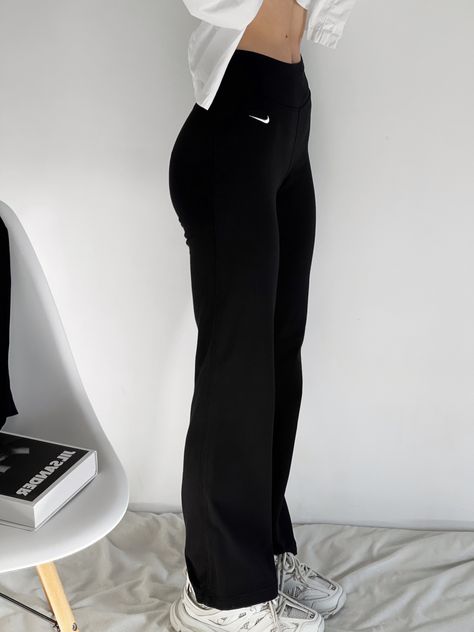 Gym Outfits Aesthetic Sweatpants, Pants For Women Fashion, Pretty Gym Outfits, Cute Gym Wear, Good Fashion Sense Aesthetic, Nike Dryfit Outfit, Graduation Outfit Inspiration, Excersise Outfits Women, Cute Running Outfits For Women