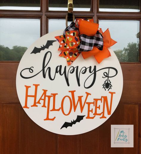 Round Halloween Signs, Round Halloween Door Hangers, Diy Halloween Door Hanger, Fall Cricut, Halloween Door Wreath, Halloween Door Wreaths, Halloween Door Hanger, Halloween Wood Signs, Round Signs