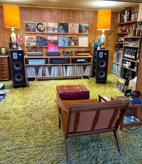 Retro Basement, Vinyl Record Room, 70s Room, 70s Interior Design, Music Room Design, Dj Room, Home Music Rooms, Vinyl Record Display, Vinyl Room