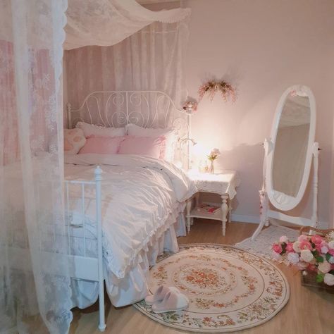 Closet Aesthetic, Tiny Bedrooms, Design Bed, Closet Room, Girly Room, Cute Bedroom Decor, Redecorate Bedroom, Room Bed, Pretty Room