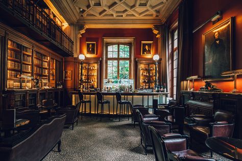 From the Hemingway Bar at the Ritz to the chic lounge at the Plaza Athenée, these 10 hotel bars in Paris are some of the most stylish places for a drink. Saint James Paris, Library Bar, New York Bar, Secret Bar, Architecture Restaurant, Speakeasy Bar, Hidden Bar, Book Bar, Chic Lounge