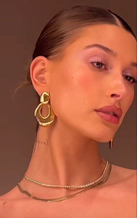 Big Bold Earrings, Big Chunky Earrings, Big Gold Jewelry, Big Earrings Aesthetic, Big Earrings Outfit, Gold Earrings Big, Bold Gold Jewelry, Gold Statement Jewelry, Jewellery Photography Inspiration