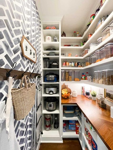 Walk In Pantry Ideas, Narrow Pantry, Pantry Renovation, Pantry Closet Design, Pantry Layout, House Pantry, Pantry Inspiration, Pantry Decor, Pantry Laundry Room