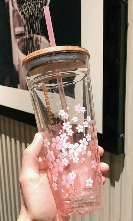 Cherry Blossom Starbucks Cup, Cute Cups Tumblers, Vasos Aesthetic, Cute Tumblers, Copo Starbucks, Starbucks Bottles, Starbucks Cup Design, Starbucks Advertising, Starbucks Korea