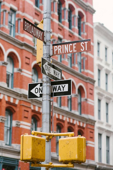 Sign for Prince Street and Broadway in neighborhood of Soho, New York City New York Traffic Light, Traffic Signs Aesthetic, Traffic Sign Aesthetic, New York Street Signs, New York Street Sign, Soho Nyc Aesthetic, Summer School Themes, Choose Outfit, Urban Graphics