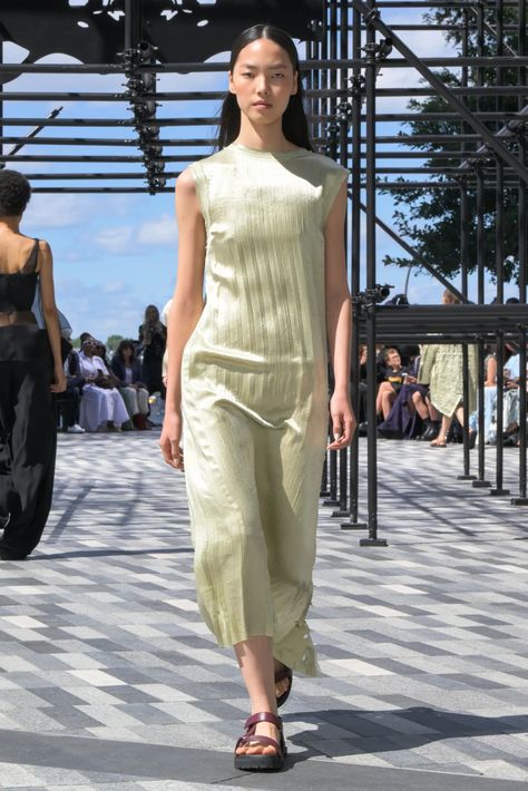 Jason Wu Spring 2025 Ready-to-Wear Runway, Fashion Show & Collection Review [PHOTOS] Sarah Burton, Show Collection, Jason Wu, Fashion Show Collection, September 2024, Spring Dress, Spring Collection, Moda Casual, New York Fashion Week