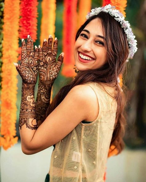 Bridal Mehndi Karvachauth Photoshoot, Mehendi Photography Bridal, Mehendi Photoshoot, Bridal Mehendi Designs Wedding, विवाह की फोटोग्राफी की मुद्राएं, भारतीय दुल्हन संबंधी, विवाह की दुल्हन, Mehendi Photography, Mehndi Function