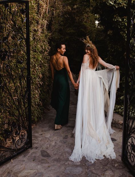 Stevie Nicks Wedding Dress Style, Stevie Nicks Wedding Theme, Witchy Lesbian Wedding, Stevie Nicks Inspired Wedding Dress, Stevie Nicks Wedding Dress, Wedding Dress Witchy, Stevie Nicks Wedding, Witch Wedding Dress, Hippie Wedding Ideas