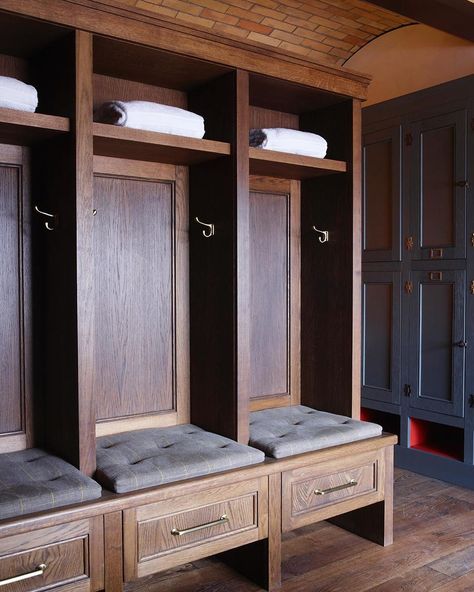 Susie Atkinson on Instagram: “Changing rooms can be nice places to be .....! #clubproject lockerroom #clubroom #joinerydetailing #oakcabinets #antiquebrass…” Country Club Bathroom Design, Country Club Design Interiors, Country Club Bathroom, Country Club Locker Room, Country Club Interior Design, Country Club Decor, Susie Atkinson, Country Club Design, Laundry Room Ideas Small Space