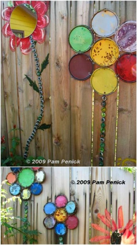 30 Eye-Popping Fence Decorating Ideas That Will Instantly Dress Up Your Lawn - DIY & Crafts Fence Decorating Ideas, Outdoor Fence Decor, Garden Fence Decoration, Backyard Fence Decor, Terra Cotta Plant, Gardener Aesthetic, Garden Fence Art, Vertical Succulent Gardens, Pallet Fence