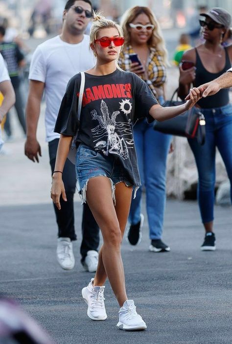 Hailey Baldwin. Recife, Bohol, Hailey Style, Estilo Hailey Baldwin, Hailey Baldwin Street Style, Celebrity Style Casual, Hailey Baldwin Style, Fest Outfits, Outfits Mit Shorts